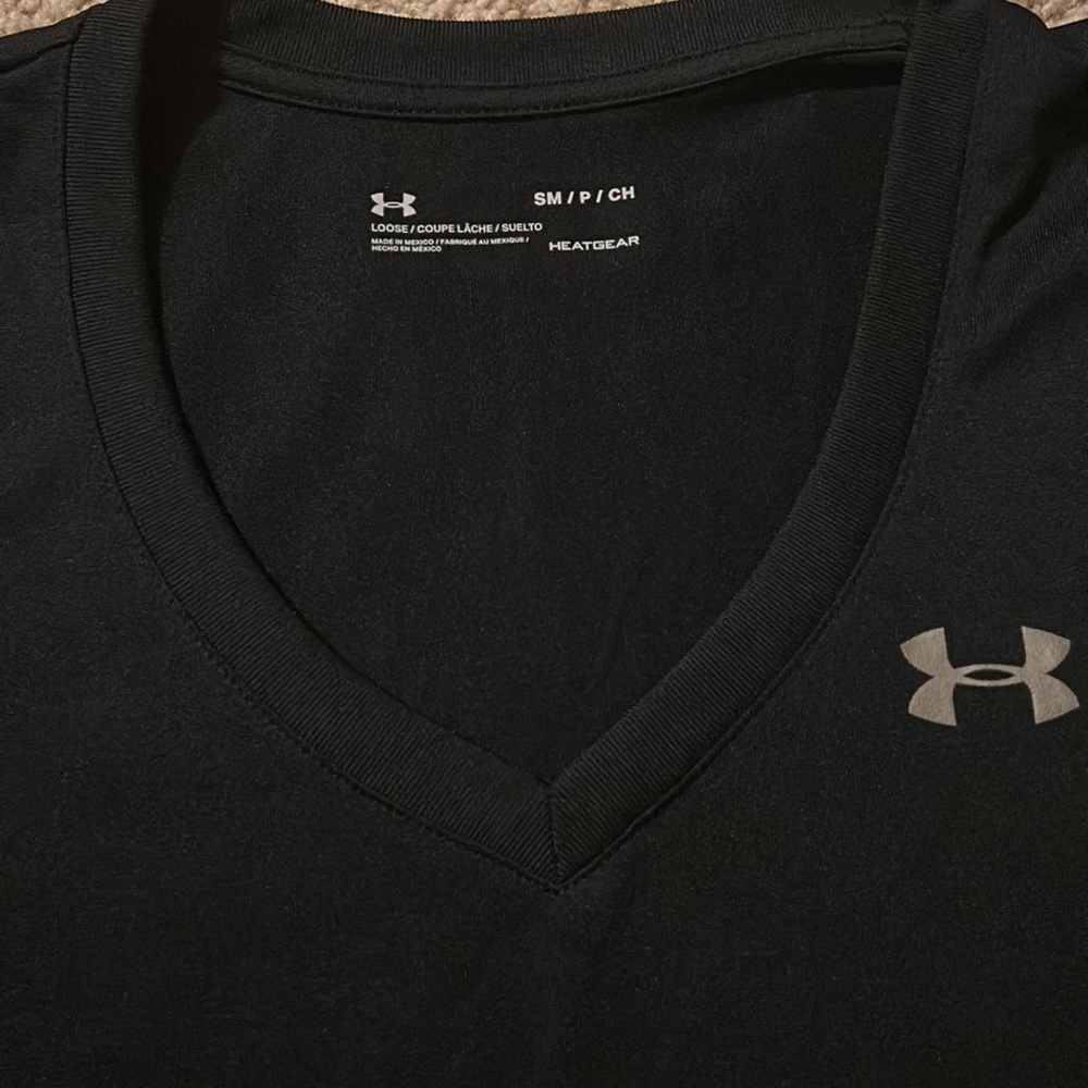 Small Under Armour V-neck t-shirt - Picture 3 of 5